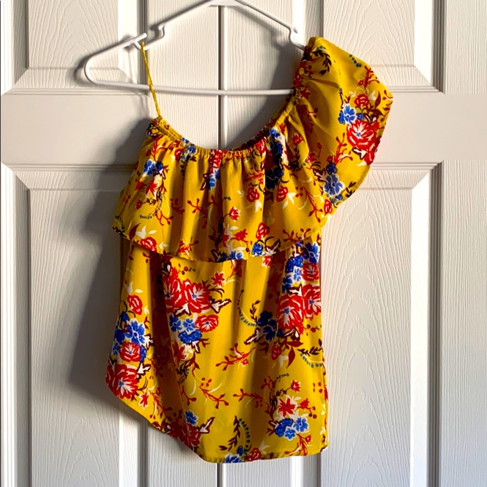 Very cute size small one shoulder spring top!